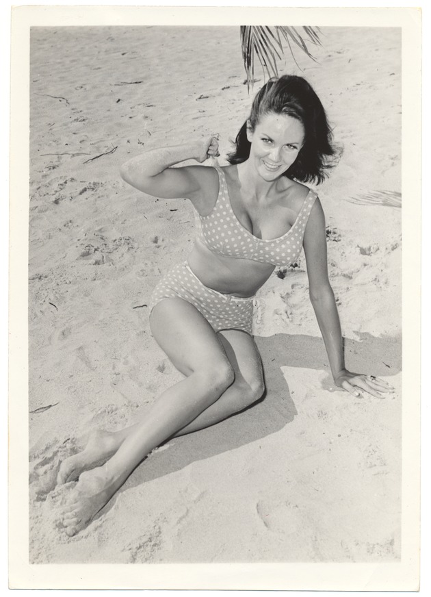 Colleen Farington - beach modeling scene - Recto Photograph