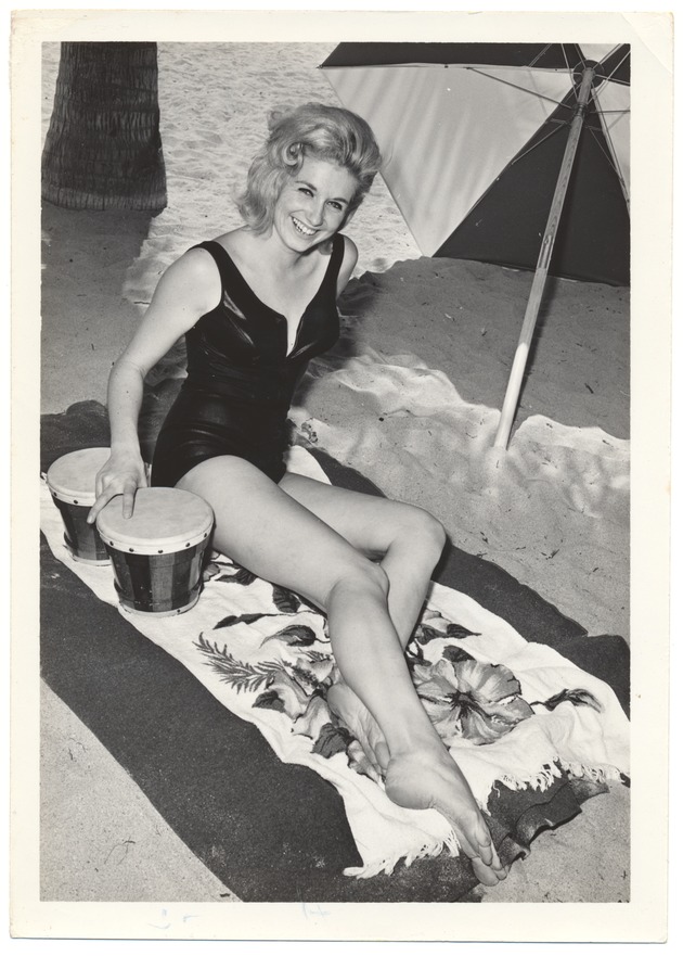 Sherri Schupfer - beach modeling scene - Recto Photograph