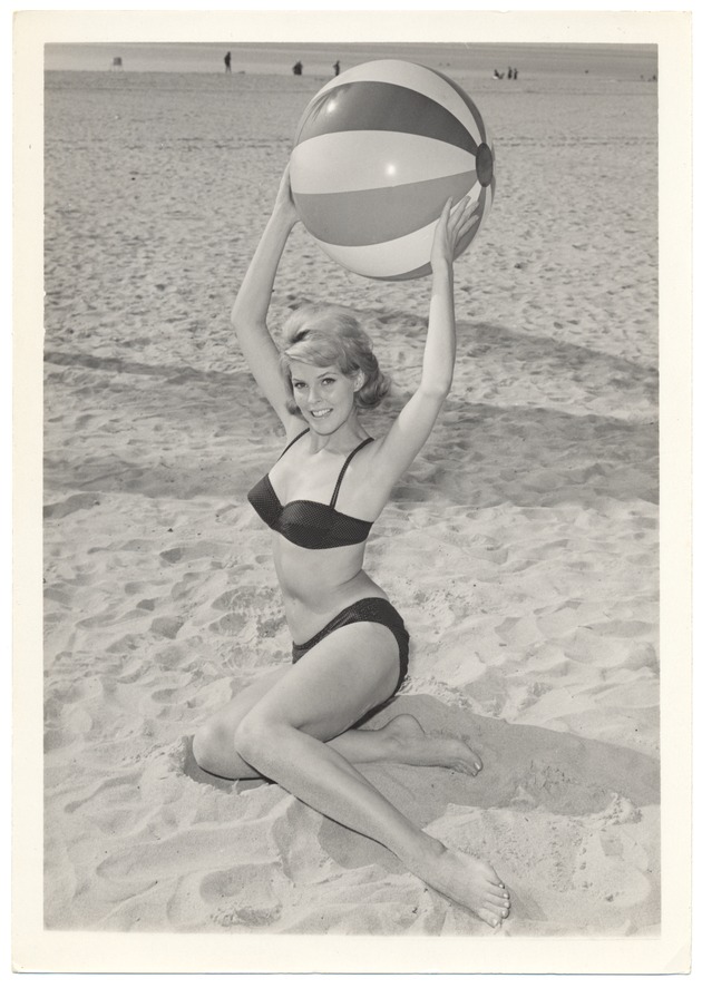 Pat Davis - beach modeling scene - Recto Photograph