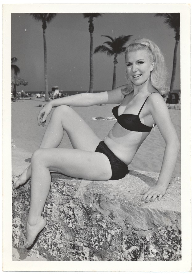 Carol Joyce - beach modeling scene - Recto Photograph