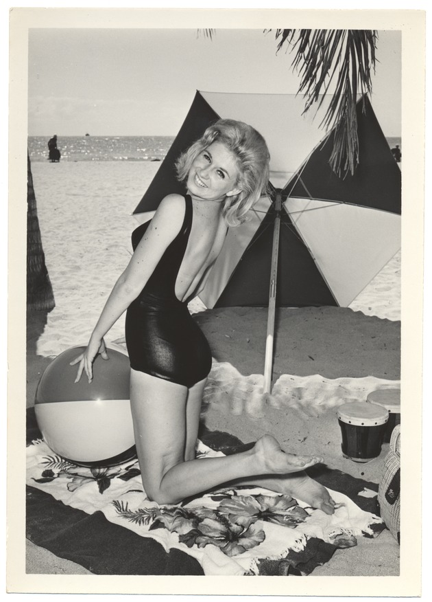 Sherri Schuper - beach modeling scene - Recto Photograph