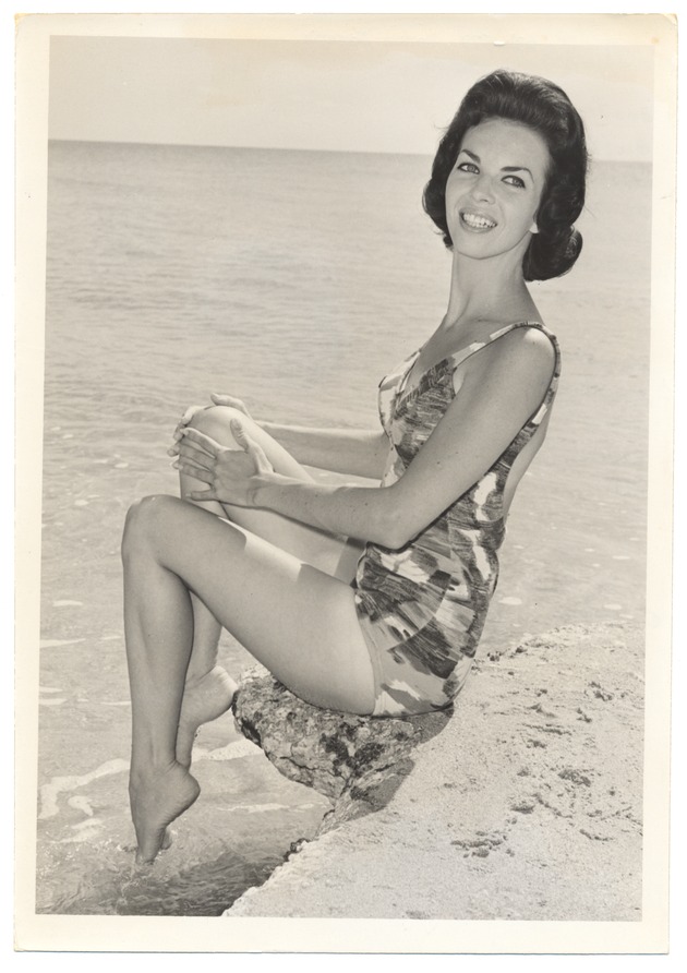 Donna Joseph - beach modeling scene - Recto Photograph