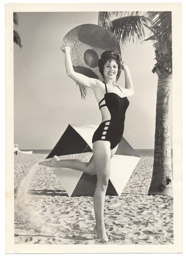Nikki O'Connor - beach modeling scene - Recto Photograph