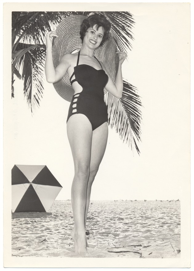 Nikki O'Connor - beach modeling scene - Recto Photograph