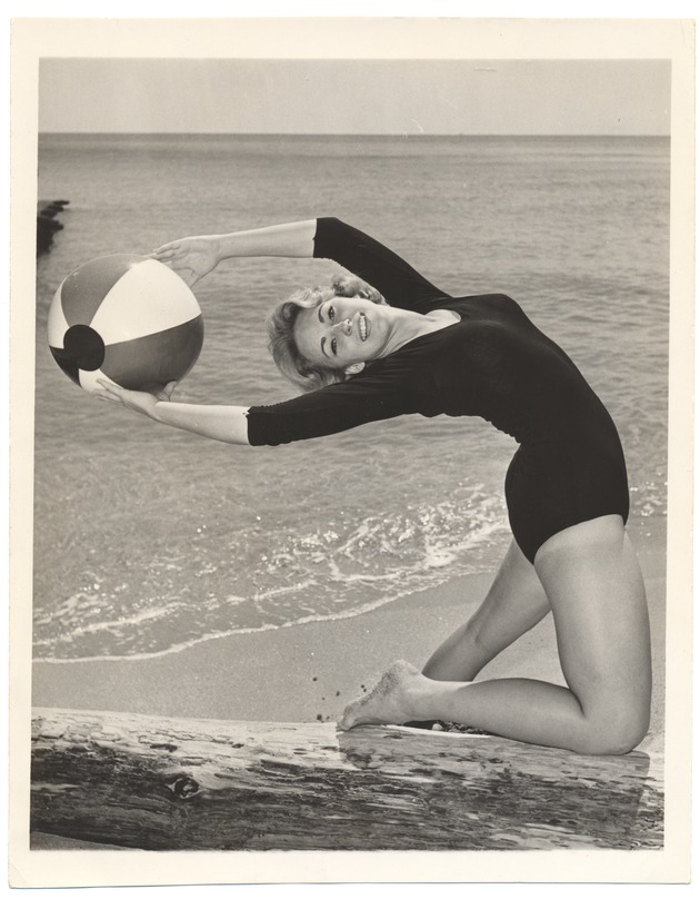 Bonnie Dwyer - beach modeling scene - Recto Photograph