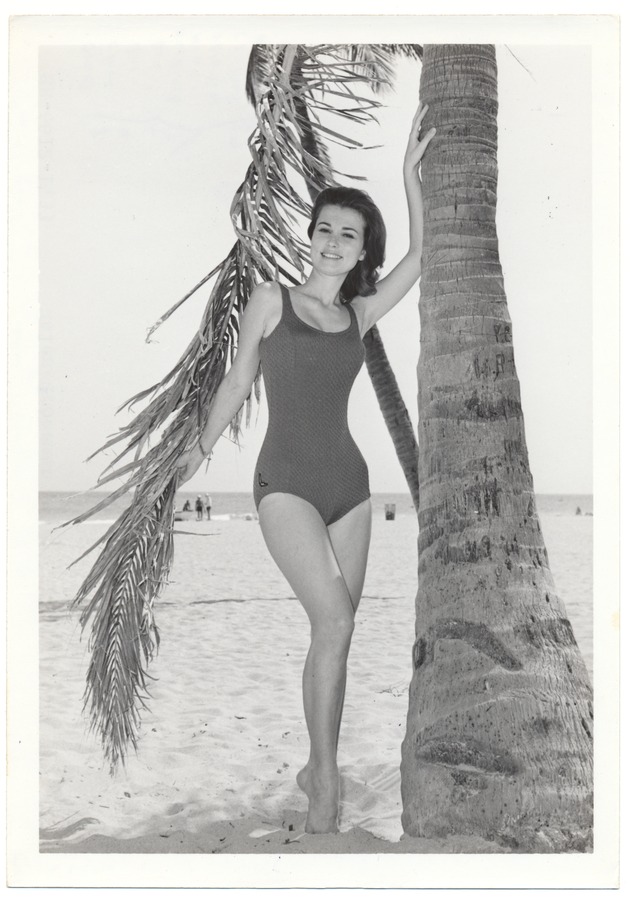 Helen Grossman - beach modeling scene - Recto Photograph