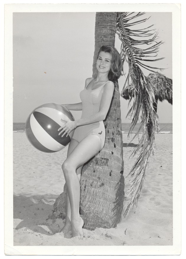 Helen Grossman - beach modeling scene - Recto Photograph