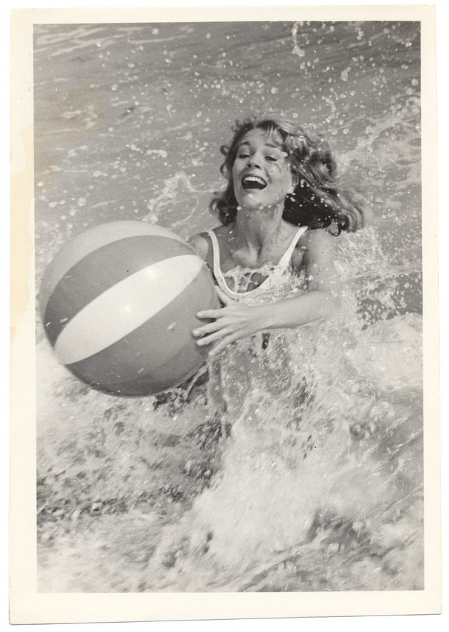 Diane Bermath - beach modeling scene - Recto Photograph