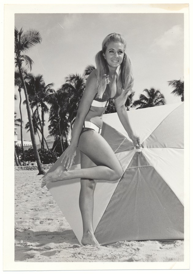Hedy Prescott - beach modeling scene - Recto Photograph
