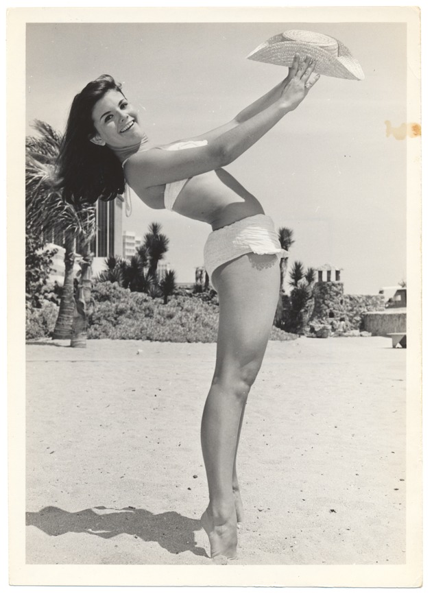Donna Rankin - beach modeling scene - Recto Photograph