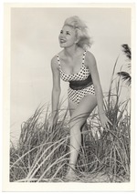 [1960] Melanie Smith - beach modeling scene