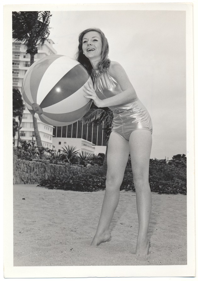 Dorothy Rawlings - beach modeling scene - Recto Photograph