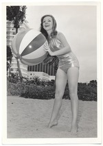[1960] Dorothy Rawlings - beach modeling scene