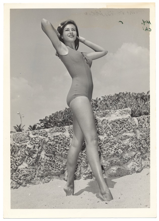 Anna Topper - beach modeling scene - Recto Photograph