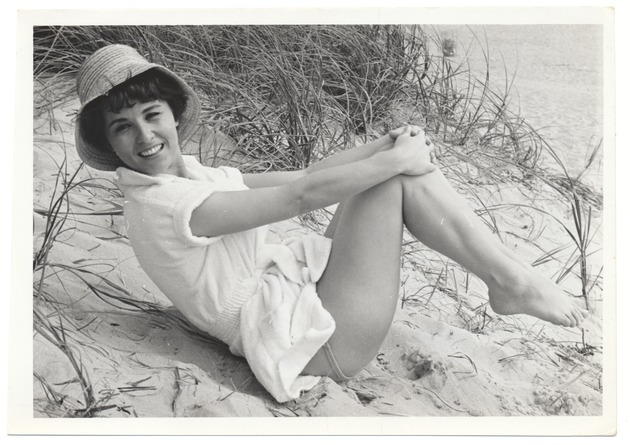 Sue Heiskill - beach modeling scene - Recto Photograph