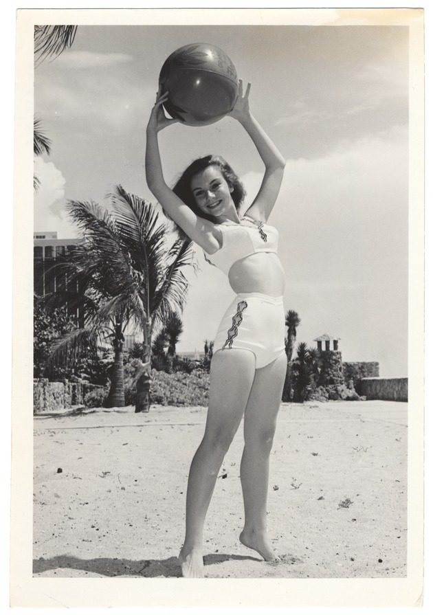 Dottie Rawlings - beach modeling scene - Recto Photograph
