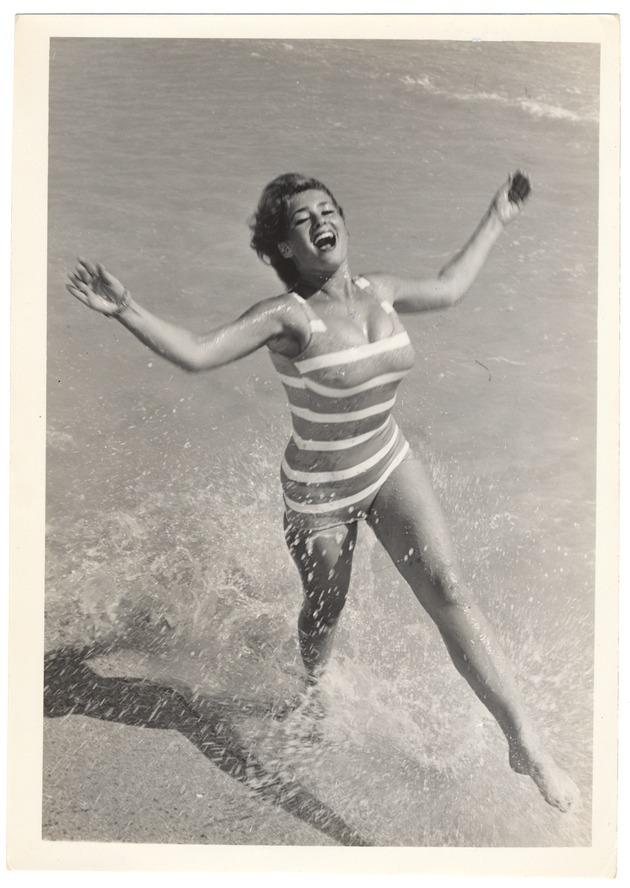 Bobbie Shaw - beach modeling scene - Recto Photograph