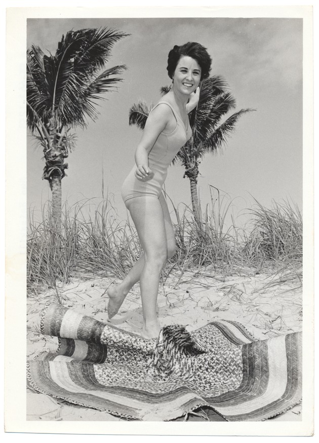 Sue Heiskill - beach modeling scene - Recto Photograph