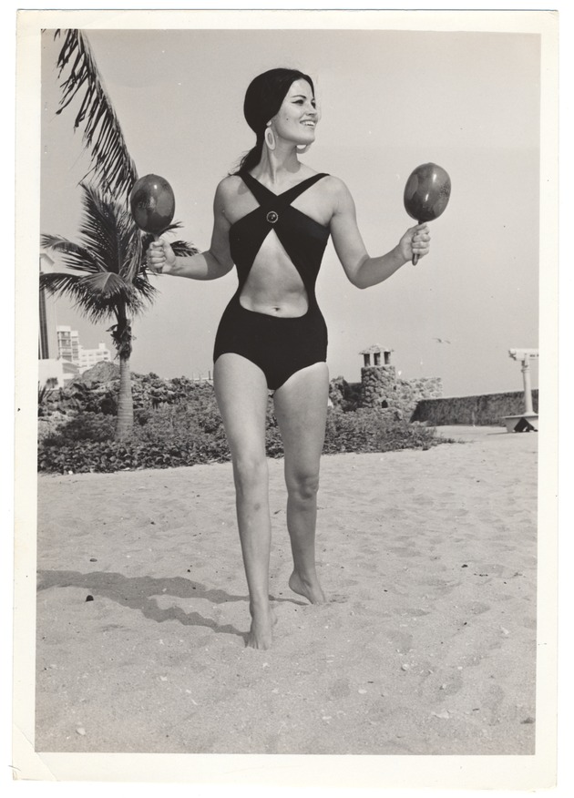 Marianne Gilbert (Miss Holland 1962) - beach modeling scene - Recto Photograph
