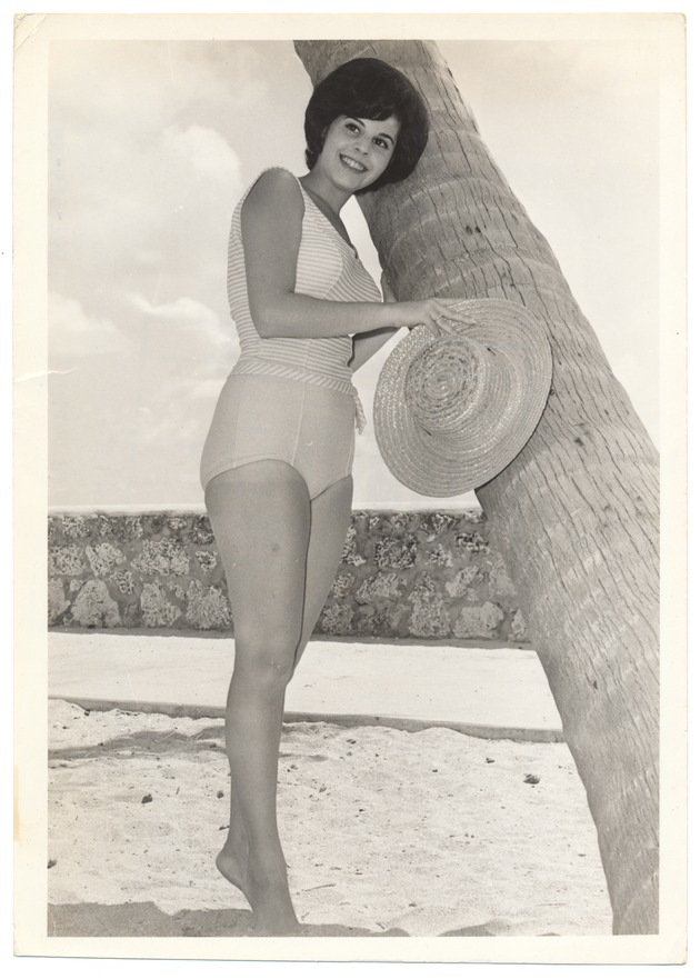 Diana Raymond - beach modeling scene - Recto Photograph