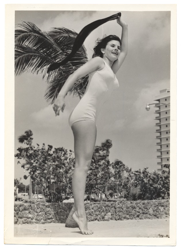 Donna Rankin - beach modeling scene - Recto Photograph
