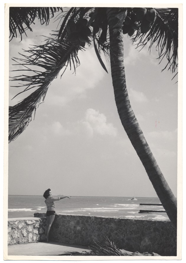Cindy Sinclair - beach modeling scene - Recto Photograph