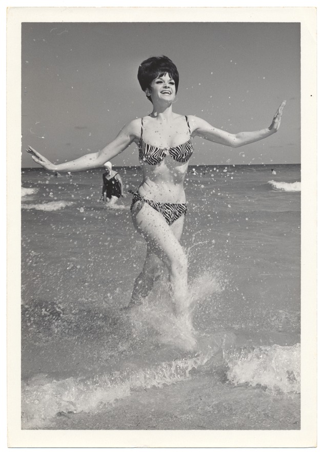 Diane Varga - beach modeling scene - Recto Photograph