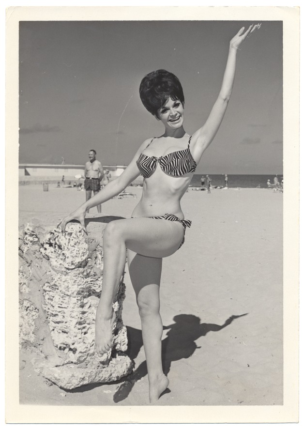 Diane Varga - beach modeling scene - Recto Photograph