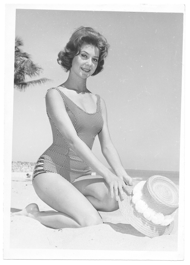 Carol Euster - beach modeling scene - Recto Photograph