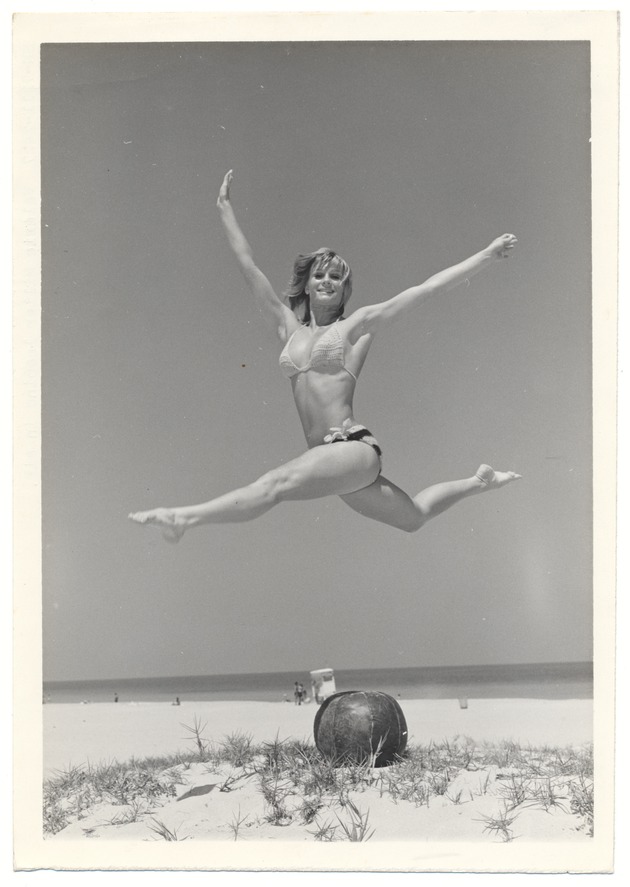 Valerie Miller - beach modeling scene - Recto Photograph