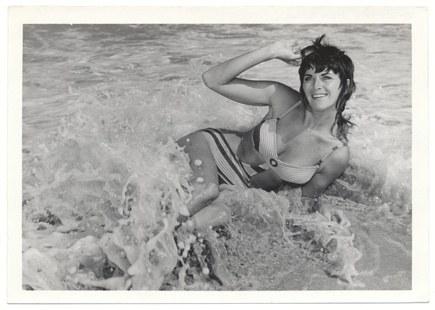 Alice Wilder - beach modeling scene - Recto Photograph