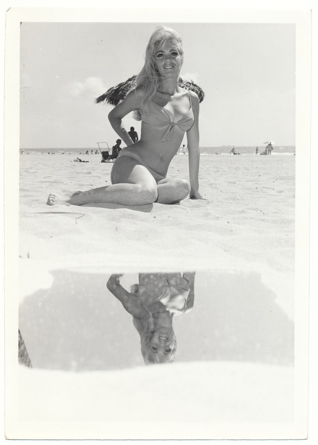 Carol Vitale - beach modeling scene - Recto Photograph