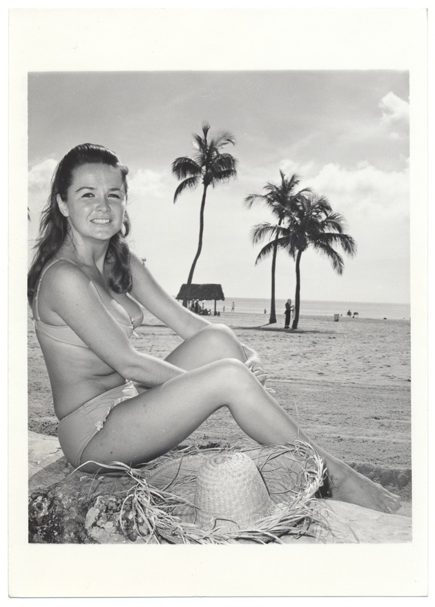 Barbara Pinder - beach modeling scene - Recto Photograph