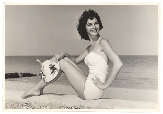 Faye Ray - beach modeling scene - Recto Photograph