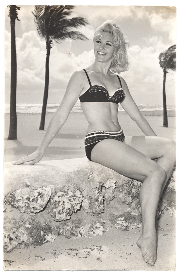 Charlotte Lynn - beach modeling scene - Recto Photograph