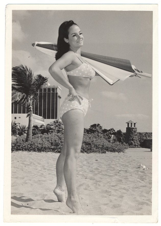 Jean Hanna - beach modeling scene - Recto Photograph