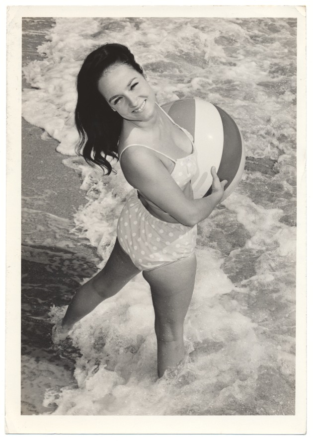 Jean Hanna - beach modeling scene - Recto Photograph