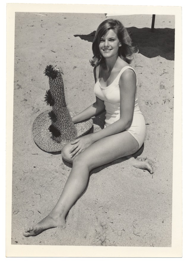 Gloria Goff - beach modeling scene - Recto Photograph