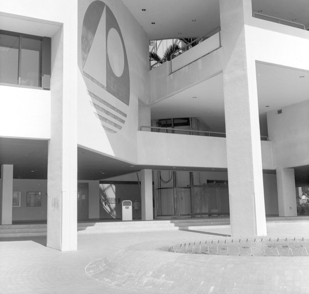View of the ground floor and Miami Beach logo at City Hall - Image 1
