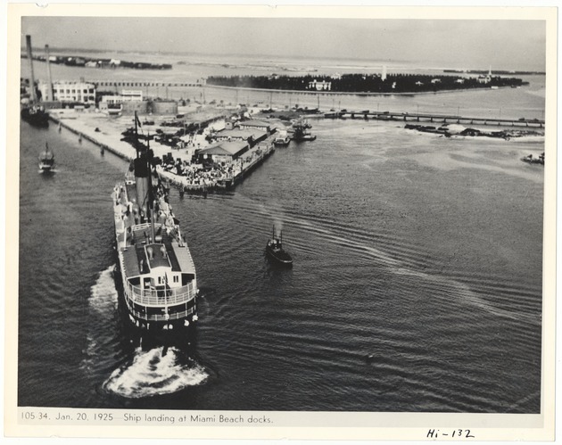 Ship landing at Miami Beach docks - Recto Photograph