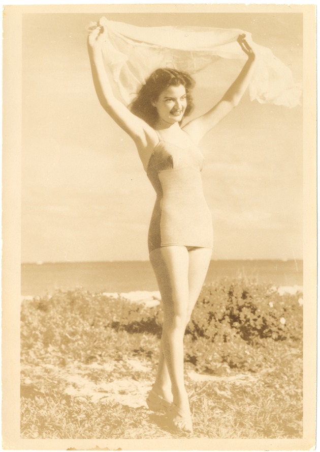 Rose Marie Earnest : model for the Coronet Academy of Modeling and Agency - Recto Photograph