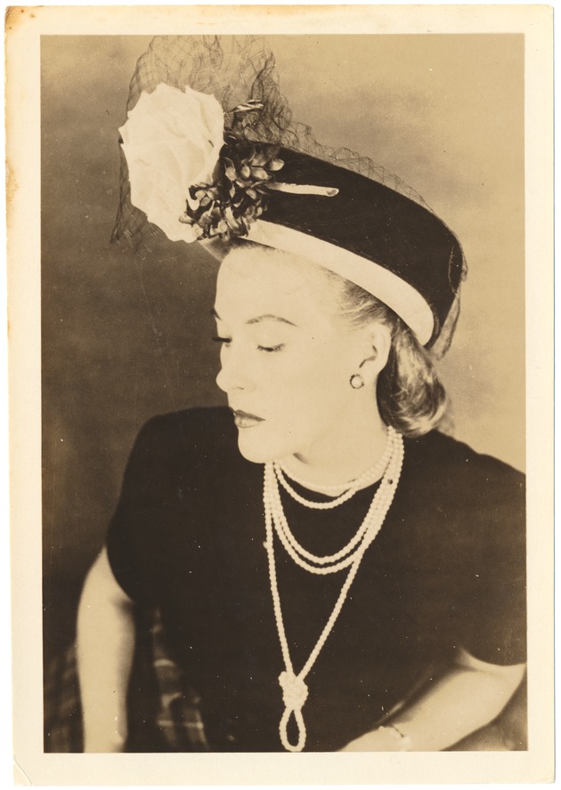 Joan Streate : model for the Coronet Academy of Modeling and Agency - Recto Photograph