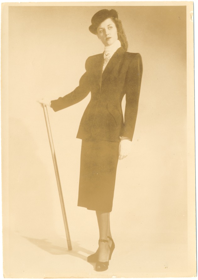 Joan Bell : model for the Coronet Academy of Modeling and Agency - Recto Photograph