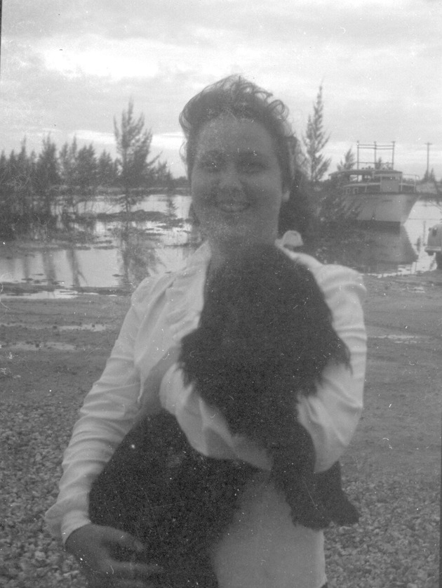 Woman and man with a small black dog - Recto Photograph