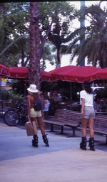 [1986/1994] Pedestrians and street scenes on Lincoln Road