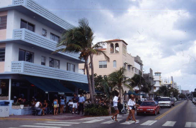 New's Café - 800 Ocean Drive