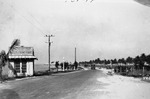 [1900/1920] View of traffic entering causeway