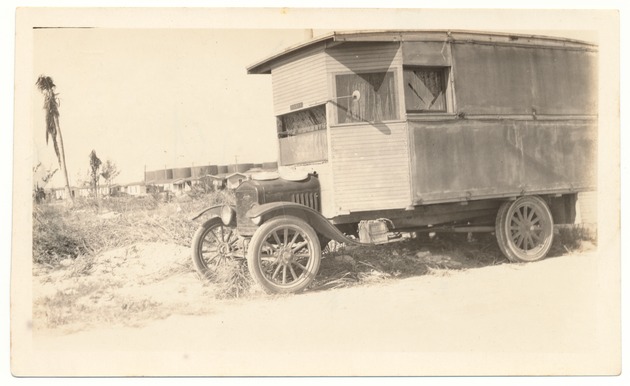 House on wheels, Ford motor, located at Raid Park - Recto Photograph