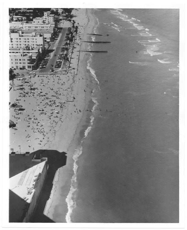 Aerial view of sandy area and bathers - Recto Photograph
