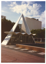 [1989] Triangular Structure on Lincoln Road